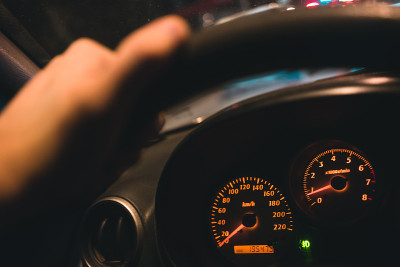 开车。交通堵塞。