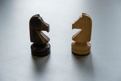 国际象棋日，数字。在棋盘上拍摄的象棋。国际象棋是起源于印度的一种战略和智力棋盘游戏，是两个人在棋盘上