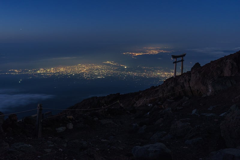 黎明时分从富士山眺望