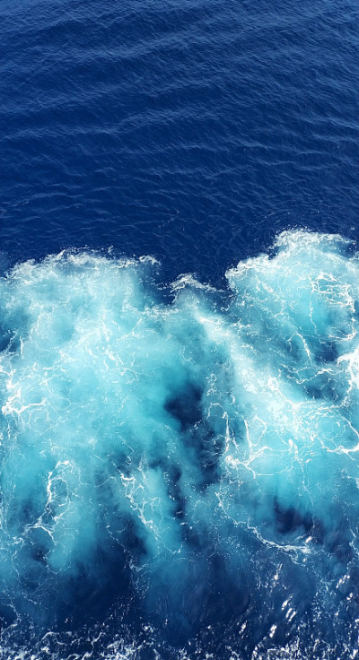 俯视着海浪在海面上翻滚