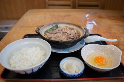 Kritanpo nabe配猪肉火锅，米饭和鸡蛋。