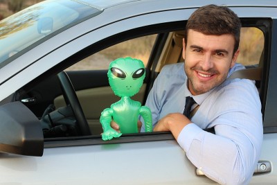 和外星人一起开车的快乐男人