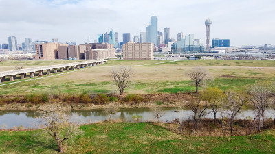 俯瞰冬季沿达拉斯市中心和商业街附近的三一河景观