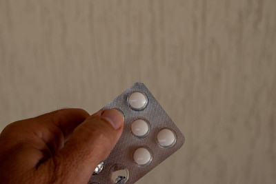 老人手拿药包