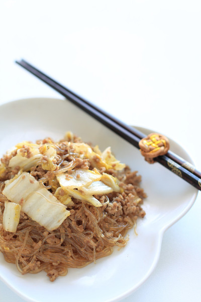 中国菜，猪肉末和炒面