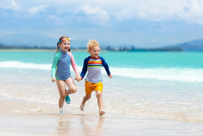 热带海滩上的孩子们。孩子们在海上玩耍。