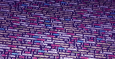 丰富多彩的编程php和html代码的监视器。PHP语言代码的特写。后端编程，软件开发概念