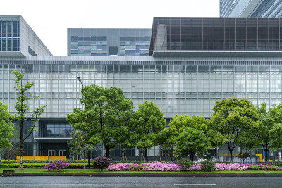 上海金融区广场的办公楼和街景