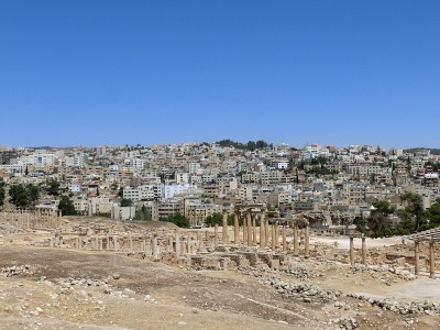 罗马城市Gerasa和现代Jerash(背景)，约旦。