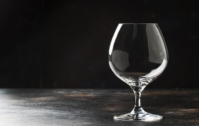 空白兰地或干邑酒杯，拷贝空间，选择性的焦点