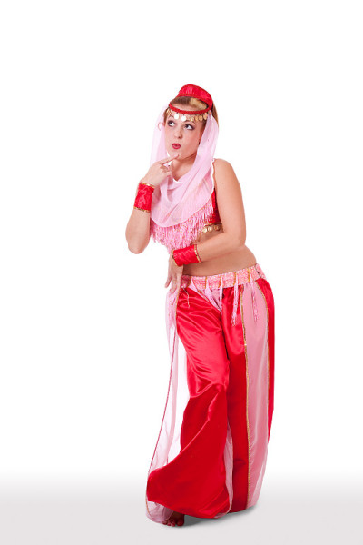 穿着复古肚皮舞服装的女人看起来很天真