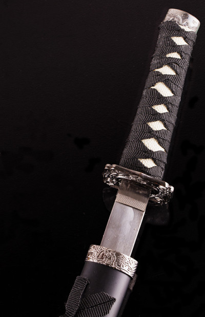 武士刀在黑