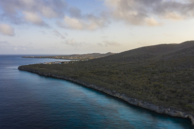 鸟瞰图库拉索海岸在加勒比海与绿松石的水，悬崖，海滩和美丽的珊瑚礁