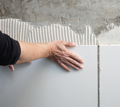 建筑泥瓦匠手工制作瓷砖