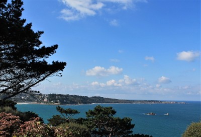 法国布列塔尼粉红色花岗岩海岸的佩罗·古雷