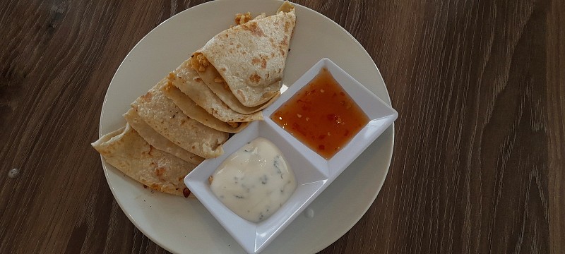 蘸酱的鸡肉玉米饼