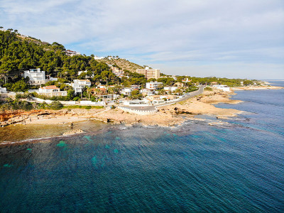 鸟瞰图的拉斯罗塔斯岩石海滩在Denia，西班牙在日落