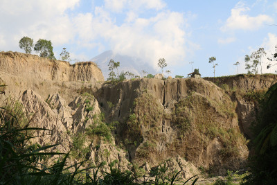 默拉皮火山前的陡坡，