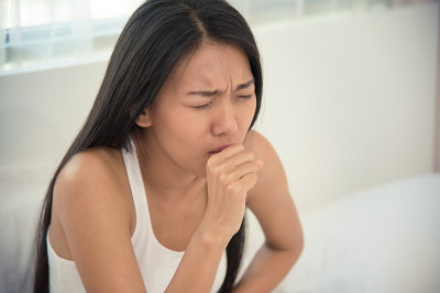 亚洲女人感冒了。