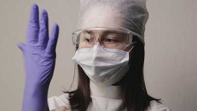 女医生戴上橡胶手套