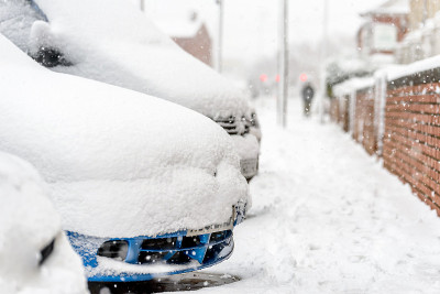在英国，在大雪下停放的汽车