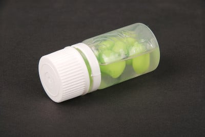 近距离观察用于捕鱼的合成绿玉米