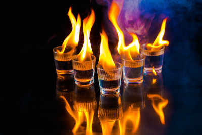 黑色背景上有酒精燃烧的玻璃杯