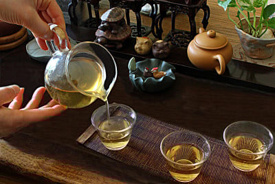 将中国茶倒入杯中