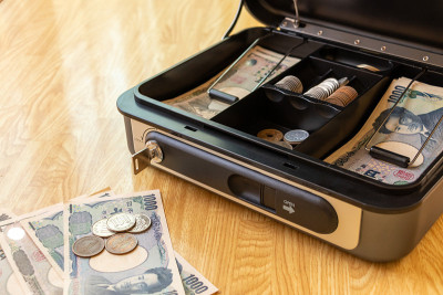 便携式保险箱和现金