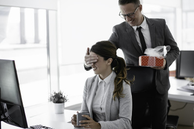 一位女商人从她的同事那里收到了一份礼物。