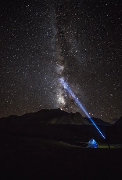 银河之星在被照亮的帐篷上闪耀