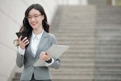 快乐的女商人阅读通知