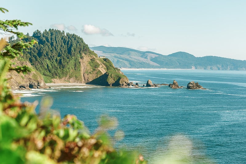 俄勒冈海岸和三拱岩的景色