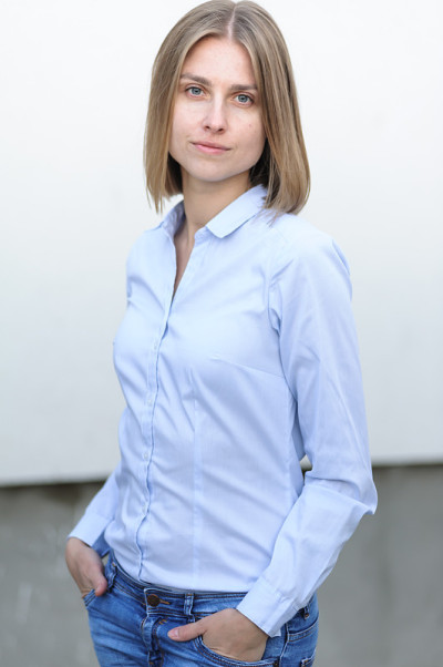 金发微笑的女商人肖像户外