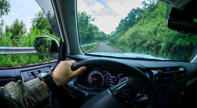 人们在清晨的山路上开车