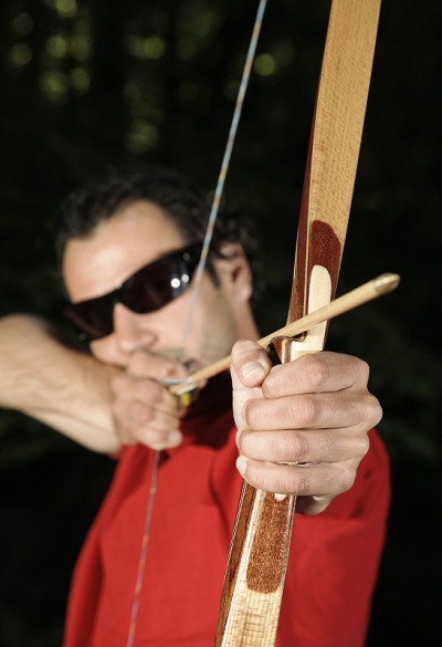 男子用长弓射击