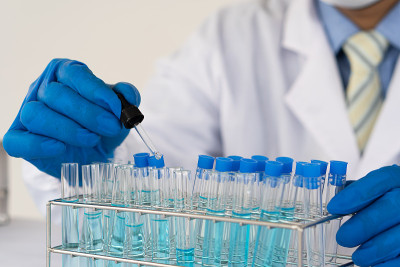 在医学实验室工作的专业保健研究人员。带科学实验设备的医院药物化学实验技术