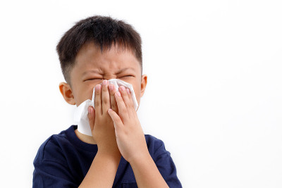 亚洲小男孩在擤鼻涕