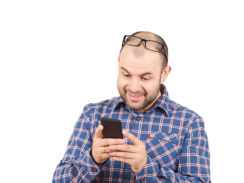 一个白人在手机上输入一条信息。