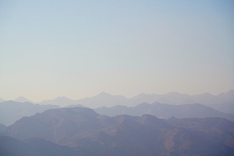 在阿拉伯，地平线旁的群山