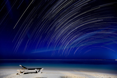 海滩上空的星星轨迹