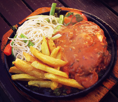 素食时时乐复古效果。热锅。素食晚餐。尼泊尔。