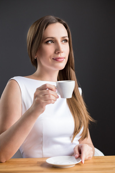 年轻漂亮的女商人拿着咖啡杯
