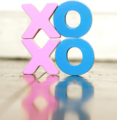 XO木字母XO在旧的木地板上w