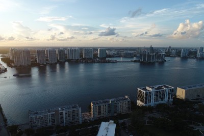 海景日落鸟瞰图。阳光群岛，迈阿密，美国。伟大的景观。假期旅行。热带旅行。