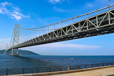 从神户海滨公园眺望明石海峡大桥