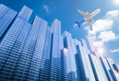 飞机在建筑物上空飞行