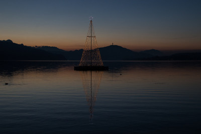 圣诞节照明在湖Wörthersee在卡林西亚/奥地利