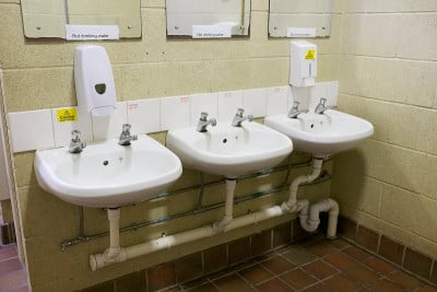 公共厕所厕所排洗手盆警告热水和不要喝水的标志
