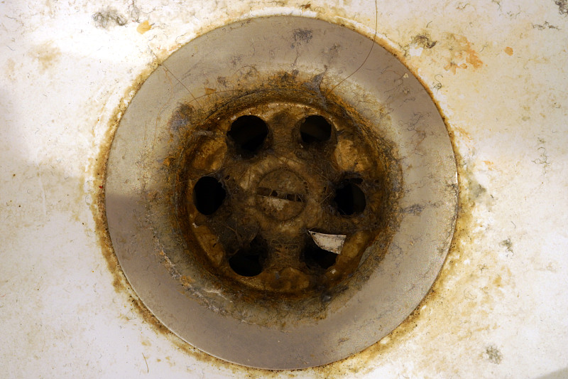 关闭浴缸的污水排水管。